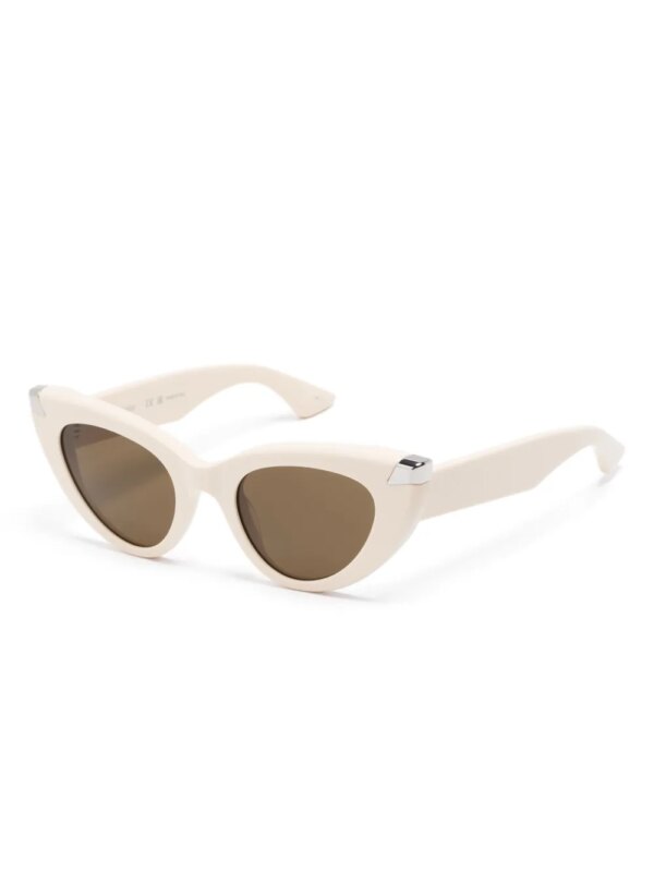 Alexander McQueen Eyewear Punk Rivet zonnebril met cat-eye montuur - Beige