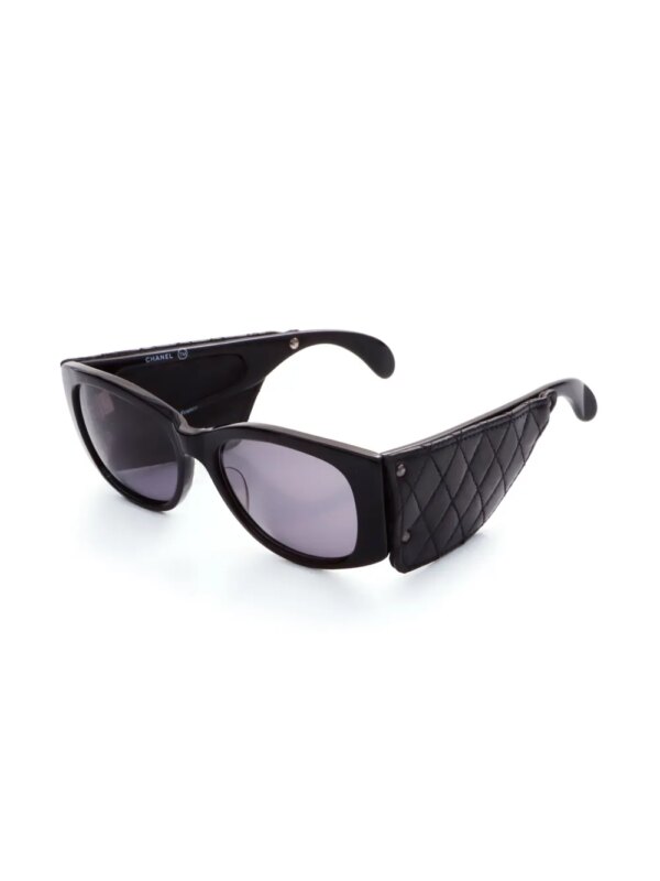 CHANEL Pre-Owned 2000s zonnebril met ovalen montuur en diamantvormig design - Zwart