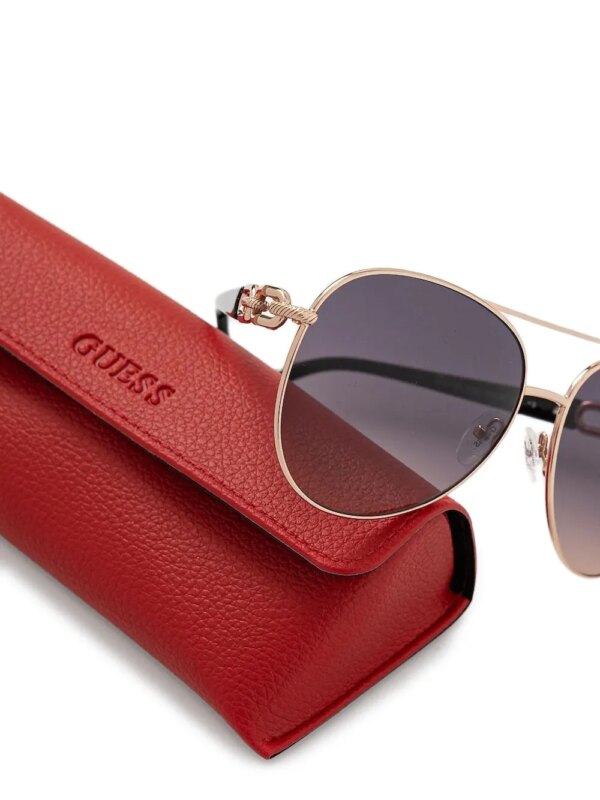 GUESS EYEWEAR Zonnebril met kettingdetail - Goud