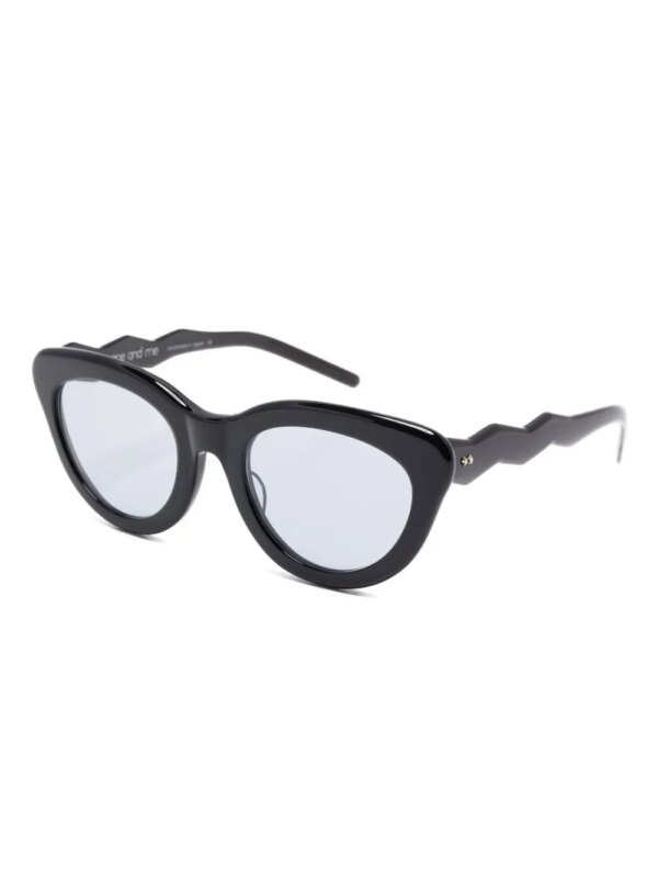 Megane and Me Zonnebril met cat-eye montuur en zigzag montuur - Zwart