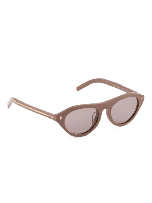 Prada Eyewear Zonnebril met cat-eye montuur en driehoekig detail - Bruin
