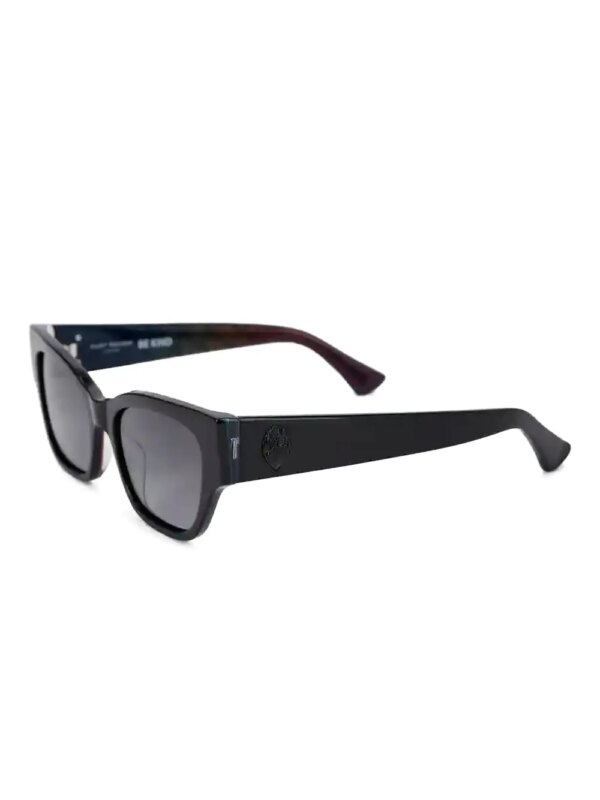 Kurt Geiger London Zonnebril met cat-eye montuur en adelaar bedel - Zwart